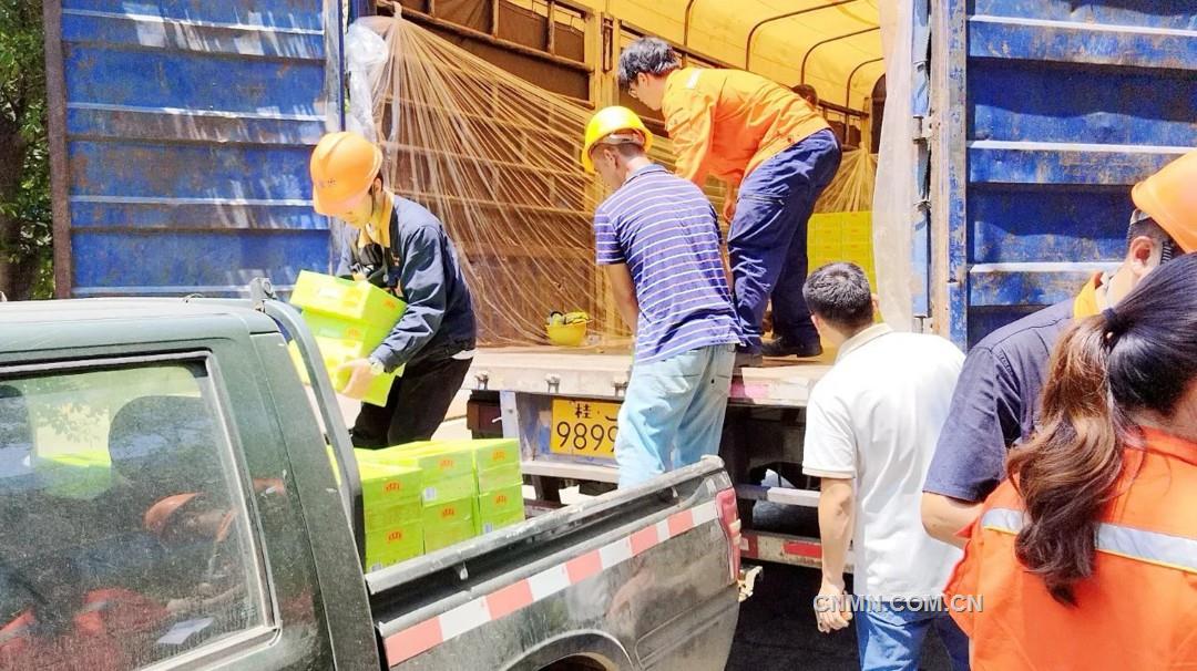 韶关冶炼厂工会组织为一线职工送清凉