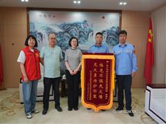从开车路过到逆火而行这个挥着灭火器的东轻职工背影比锦旗更加耀眼