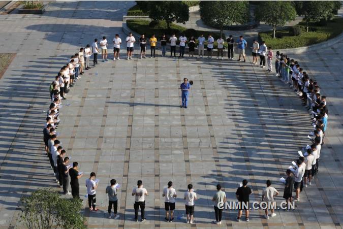  中国十五冶二公司以党建带团建培养青年成才