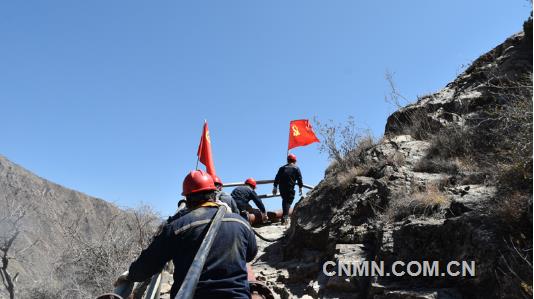 羊拉山上的奋斗号角——记迪庆矿业3235回风巷北口风机电缆敷设攻坚队
